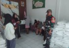 Sertu Utep Juhaeri Babinsa Desa Cisalam dampingi pembagian Bahan Pangan Beras